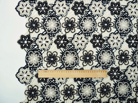 czarno-biała gipiura w kwiaty z koralikami