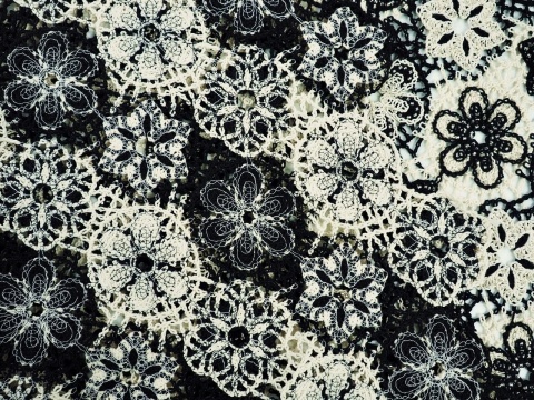 czarno-biała gipiura w kwiaty z koralikami