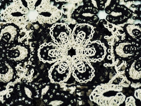 czarno-biała gipiura w kwiaty z koralikami