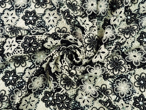 czarno-biała gipiura w kwiaty z koralikami