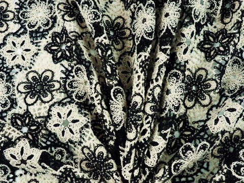 czarno-biała gipiura w kwiaty z koralikami