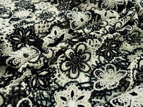 czarno-biała gipiura w kwiaty z koralikami