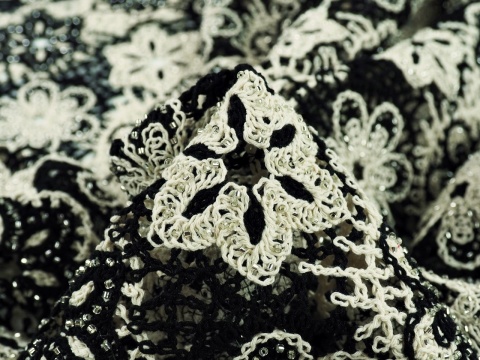 czarno-biała gipiura w kwiaty z koralikami