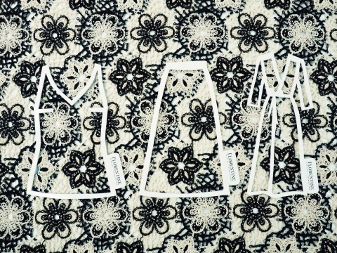 czarno-biała gipiura w kwiaty z koralikami