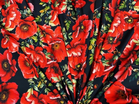 czarny jedwab w gęste, czerwone maki