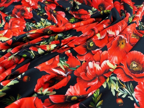 czarny jedwab w gęste, czerwone maki