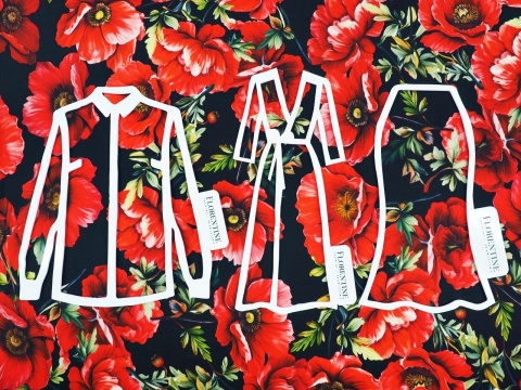 czarny jedwab w gęste, czerwone maki