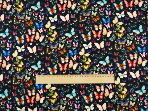 wiskoza w kolorowe motyle na czarnym tle