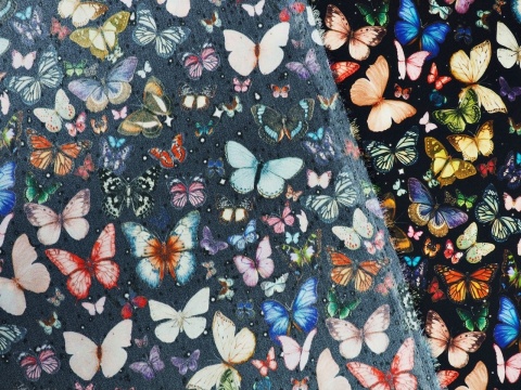 wiskoza w kolorowe motyle na czarnym tle
