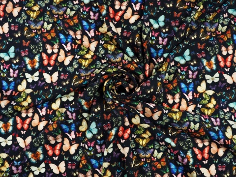 jedwab w kolorowe motyle na czarnym tle