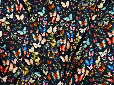 jedwab w kolorowe motyle na czarnym tle