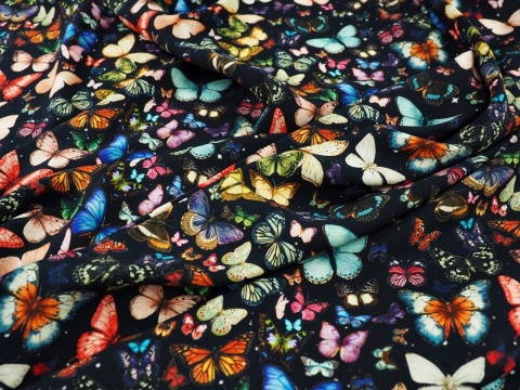 jedwab w kolorowe motyle na czarnym tle