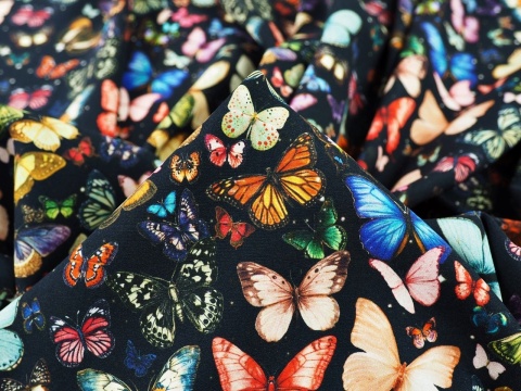 jedwab w kolorowe motyle na czarnym tle