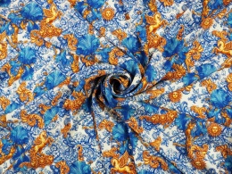 jedwab w niebieskie irysy i ornamenty raz złote słońca i pegazy na bialym tle