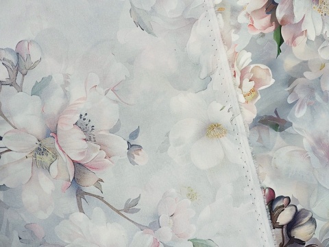 szary jedwab w jasne kwiaty