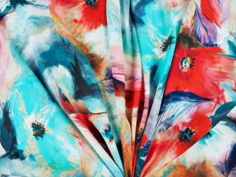jedwab w pióra i kwiaty w malarskim stylu