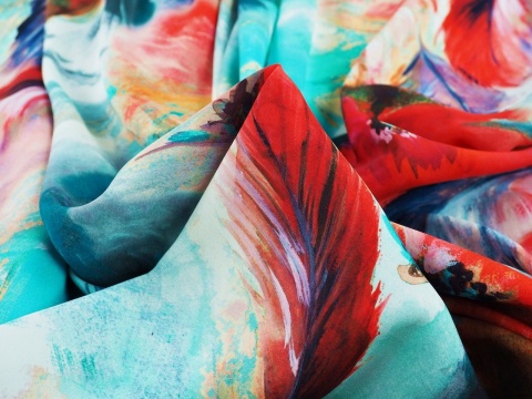 jedwab w pióra i kwiaty w malarskim stylu