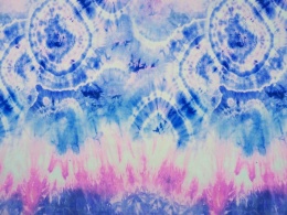 jedwab z motywem tie-dye w kolorach indygo, niebieskim i fioletowym