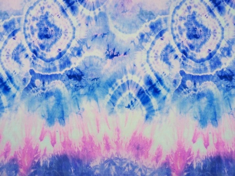 jedwab z motywem tie-dye w kolorach indygo, niebieskim i fioletowym