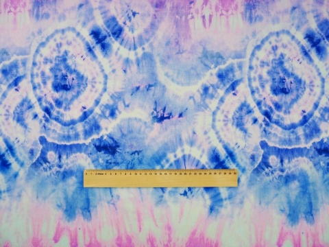 jedwab z motywem tie-dye w kolorach indygo, niebieskim i fioletowym