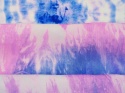 jedwab z motywem tie-dye w kolorach indygo, niebieskim i fioletowym