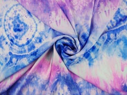 jedwab z motywem tie-dye w kolorach indygo, niebieskim i fioletowym