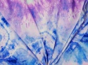 jedwab z motywem tie-dye w kolorach indygo, niebieskim i fioletowym