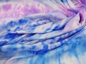 jedwab z motywem tie-dye w kolorach indygo, niebieskim i fioletowym