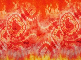 jedwab z motywem tie-dye w ognistych barwach