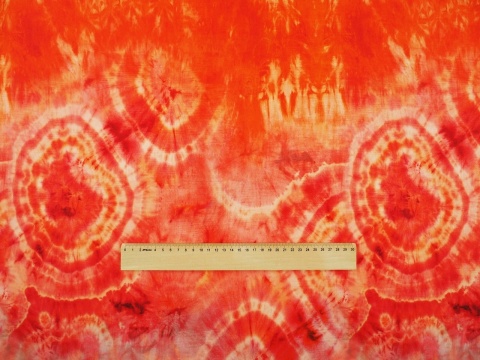 jedwab z motywem tie-dye w ognistych barwach