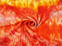 jedwab z motywem tie-dye w ognistych barwach