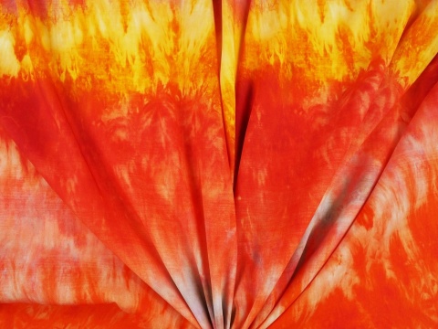jedwab z motywem tie-dye w ognistych barwach