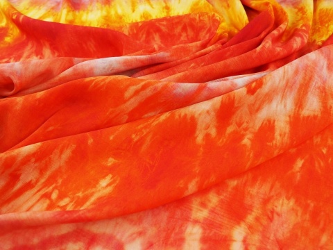 jedwab z motywem tie-dye w ognistych barwach