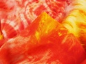 jedwab z motywem tie-dye w ognistych barwach