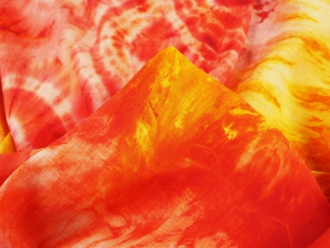 jedwab z motywem tie-dye w ognistych barwach