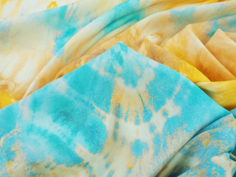 jedwab z motywem tie-dye błękit-żółty