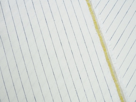 biała tkanina z lnem w delikatny prążek