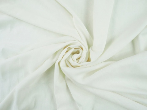 tkanina z lnem w kolorze śmietanowej bieli