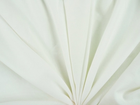 tkanina z lnem w kolorze śmietanowej bieli