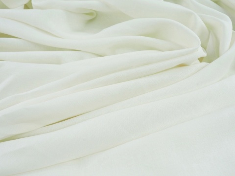 tkanina z lnem w kolorze śmietanowej bieli