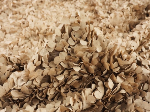 beżowy tiul z przestrzennymi aplikacjami w kształcie płatków kwiatów