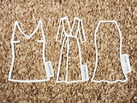 beżowy tiul z przestrzennymi aplikacjami w kształcie płatków kwiatów