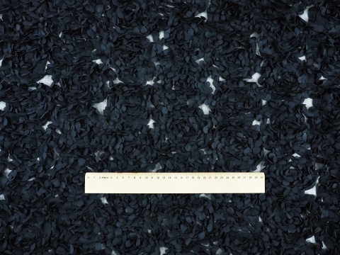 czarny tiul z aplikacjami płatków róż