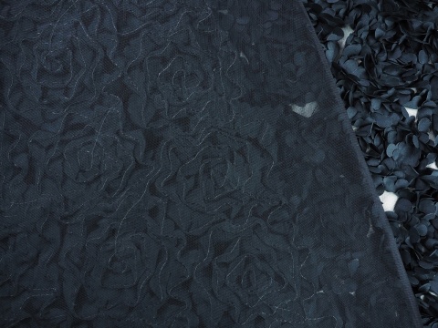 czarny tiul z aplikacjami płatków róż