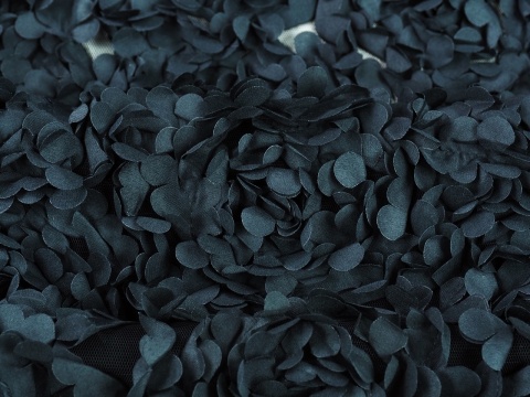 czarny tiul z aplikacjami płatków róż