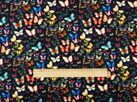 czarna wiskoza w drobne, kolorowe motyle gęsto rozmieszczone