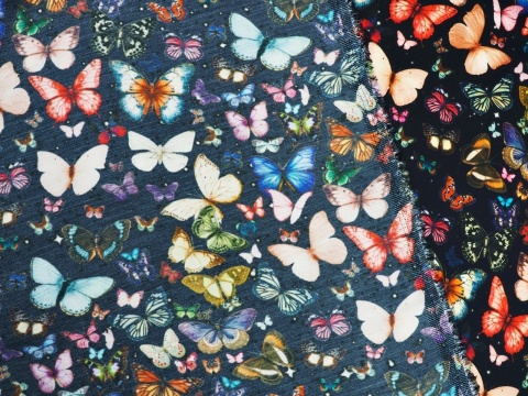 czarna wiskoza w drobne, kolorowe motyle gęsto rozmieszczone