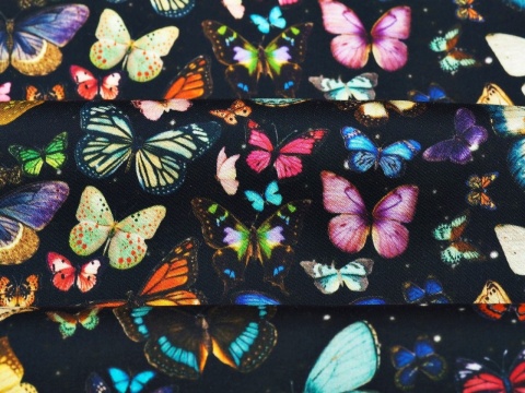 czarna wiskoza w drobne, kolorowe motyle gęsto rozmieszczone