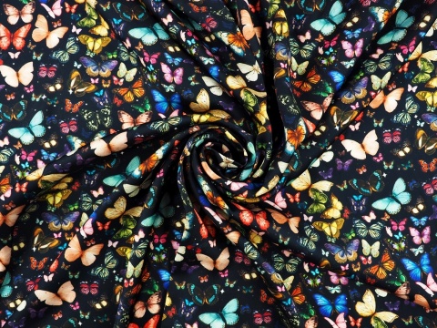 czarna wiskoza w drobne, kolorowe motyle gęsto rozmieszczone