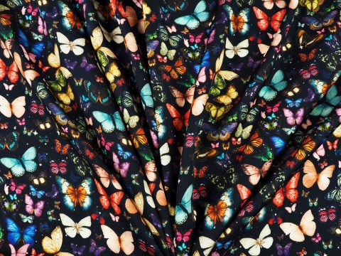 czarna wiskoza w drobne, kolorowe motyle gęsto rozmieszczone